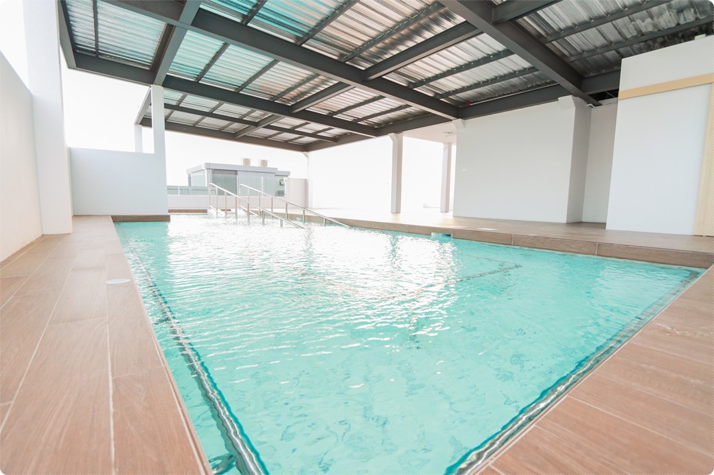 The rooftop hydrotherapy pool at Kin Origin, Bangkok